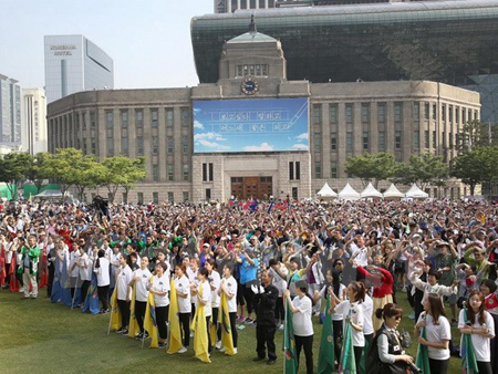 Khoảng 5.000 người từ 160 quốc gia hoà mình trong màn nhảy flashmod trước quảng trường Toà thị chính Seoul trước tham gia chương trình đi bộ vì hoà bình.